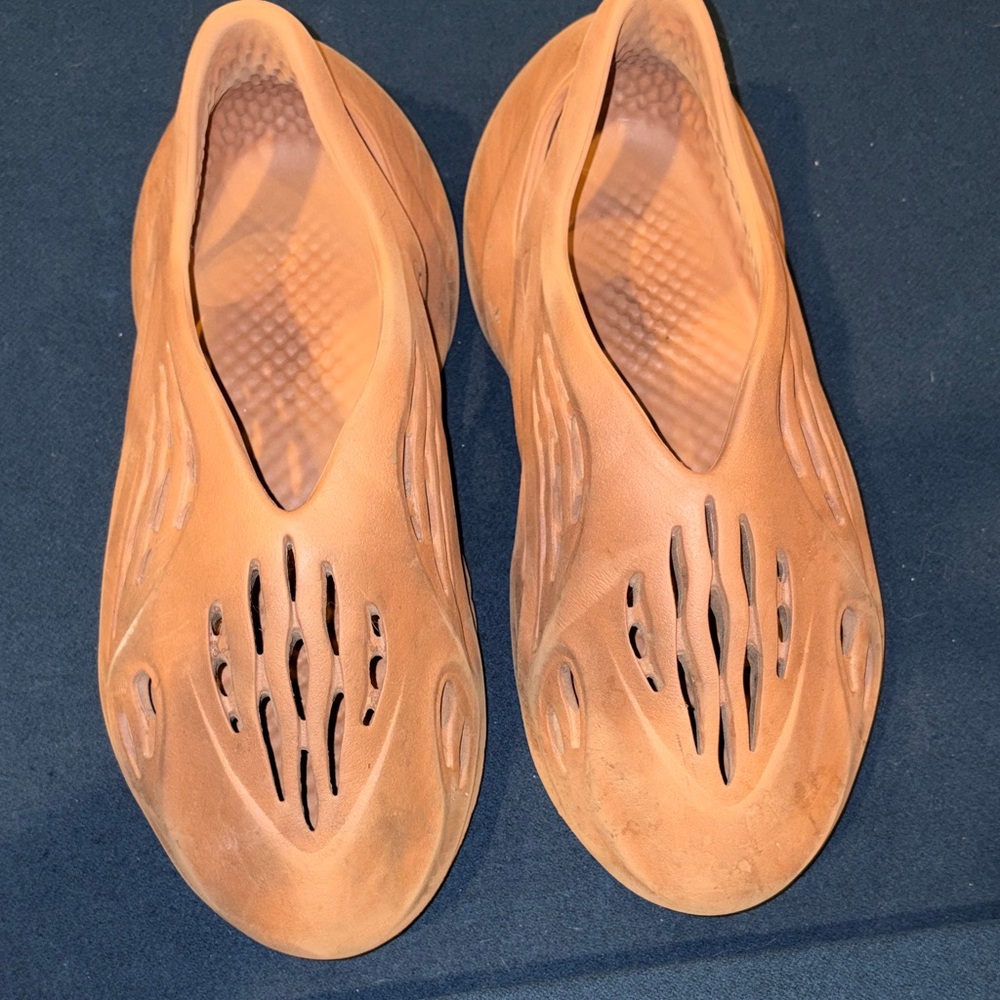 Mens Yeezy foam runners brown size 9